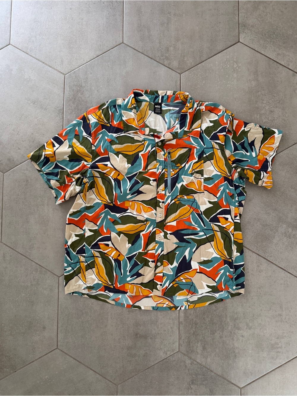 REI Shirt Mens XXL Short Sleeve Button Up Tropical Leaf Zipper Pocket Hiking